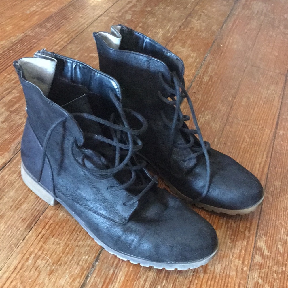 *3 for $25!* Lace up ankle boots with zip